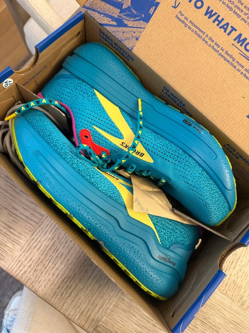 Brand New in the box Brooks Disney marathon weekend running Shoes Men size 9 - Picture 3 of 5